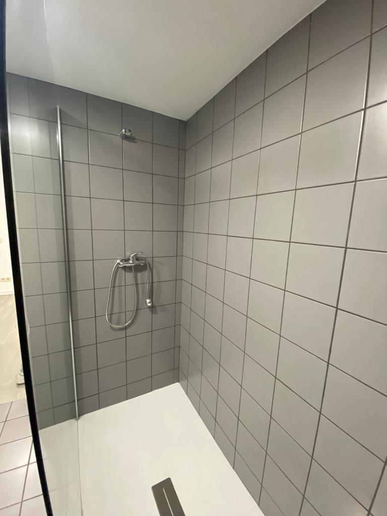 Zona de duche com revestimento cerâmico