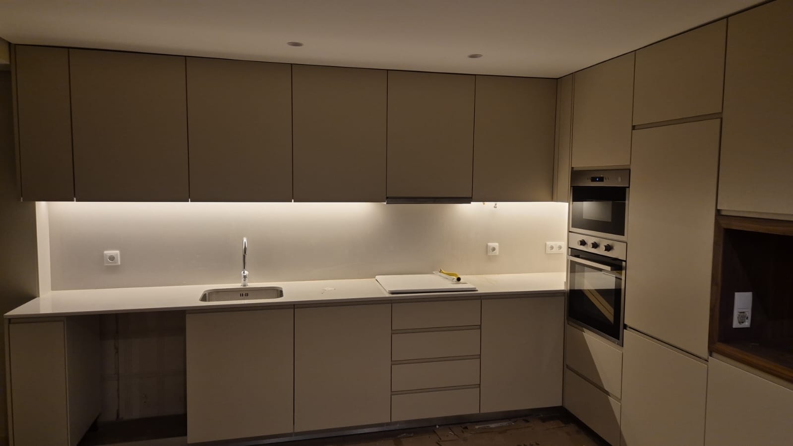 Cozinha instalada com mobiliário por medida