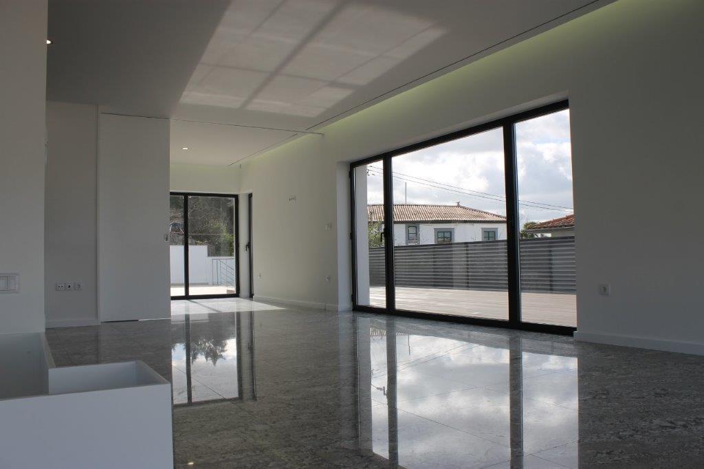 Interior remodelado com pavimento e grandes janelas