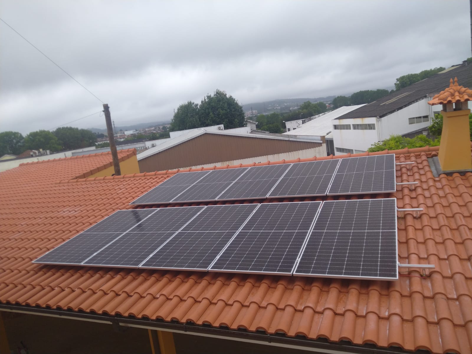 Painéis solares instalados num telhado